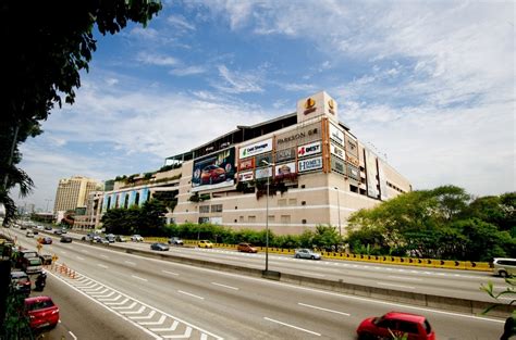 YSL Beauty 1 Utama Shopping Centre di bandar Petaling Jaya.